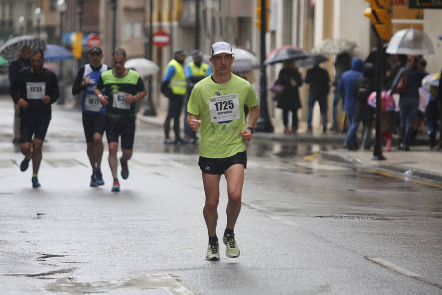 Más de 2.500 atletas han participado en la EDP Media Maratón de Gijón, en la que se ha impuesto el marroquí Said Attadi. ¿Estuviste? ¡Búscate en las fotos!
