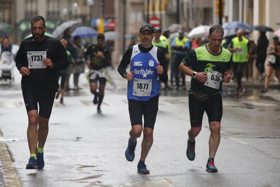 Más de 2.500 atletas han participado en la EDP Media Maratón de Gijón, en la que se ha impuesto el marroquí Said Attadi. ¿Estuviste? ¡Búscate en las fotos!