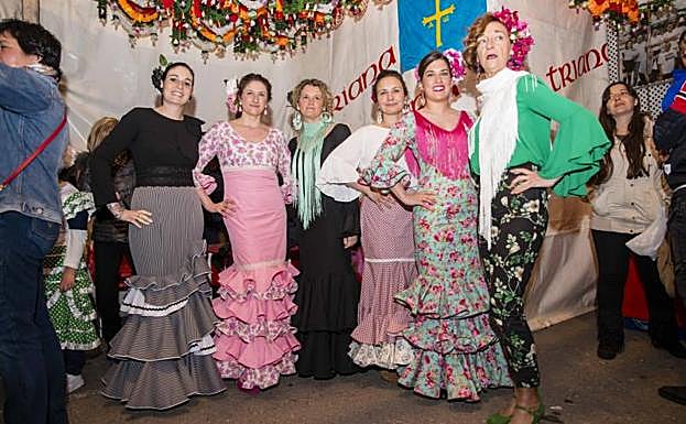 Imagen. El frío y el orbayu no impidieron que numerosas personas se acercasen a las casetas.