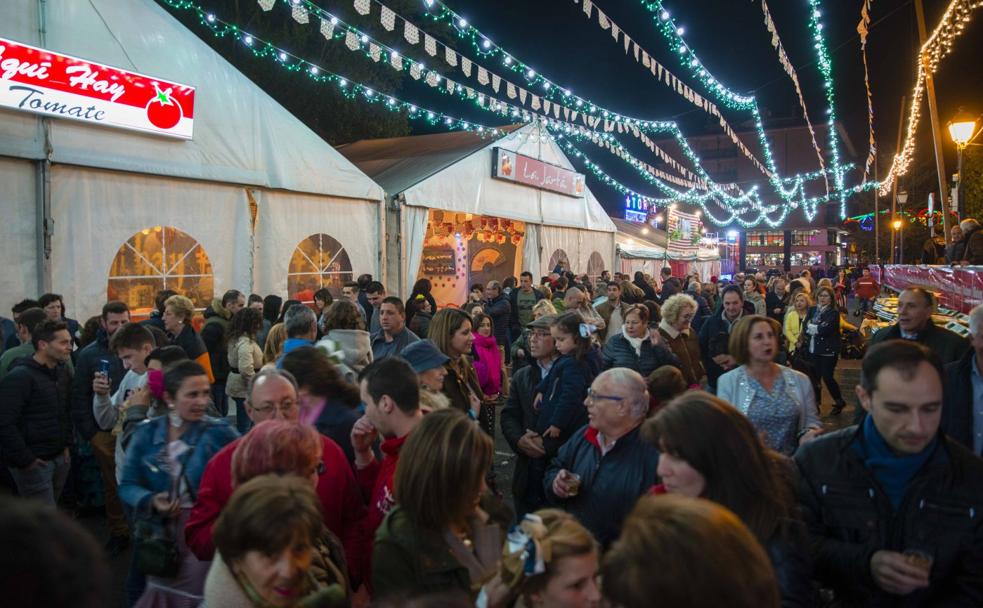 Decenas de personas se dieron cita pese al frío y el orbayu para disfrutar de la Iluminá. 