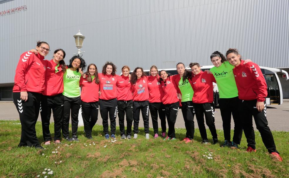 De izquierda a derecha, Renata, Agus, Lorena, Rocío Campigli, Anna Casarramona, Miki, María Díez 'Peke', Leticia Cobo, Raquel Caño, Fanny, Carmen, Iris y Soraia, ayer, en el Palacio de Deportes, poco antes de que el Mavi de balonmano partiera hacia Valencia. 