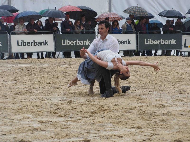 La magia de los caballos ha conquistado a decenas de personas en Infiesto. El espectáculo ecuestre es una de las principales actividades de la Feria de Abril que se celebra en la villa piloñesa este puente del Primero de Mayo.