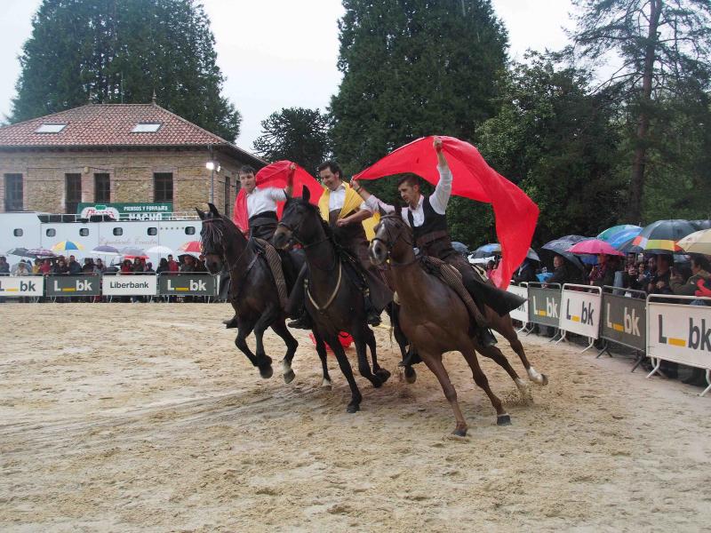 La magia de los caballos ha conquistado a decenas de personas en Infiesto. El espectáculo ecuestre es una de las principales actividades de la Feria de Abril que se celebra en la villa piloñesa este puente del Primero de Mayo.
