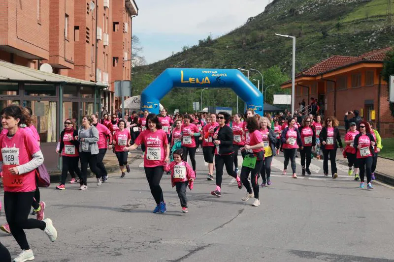 Decenas de mujeres de todas las edades han participado en la I Carrera de la Mujer organizada por el Ayuntamiento de Morcín. En un ambiente festivo, han corrido los tres kilómetros de la prueba.