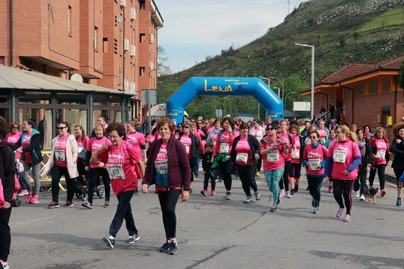 Decenas de mujeres de todas las edades han participado en la I Carrera de la Mujer organizada por el Ayuntamiento de Morcín. En un ambiente festivo, han corrido los tres kilómetros de la prueba.