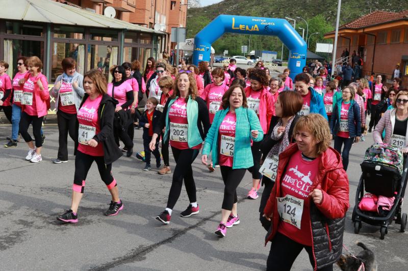 Decenas de mujeres de todas las edades han participado en la I Carrera de la Mujer organizada por el Ayuntamiento de Morcín. En un ambiente festivo, han corrido los tres kilómetros de la prueba.