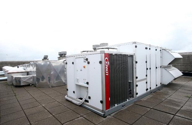 El sistema de climatización y renovación del aire instalado en la cubierta de la facultad fue la inversión más elevada. 