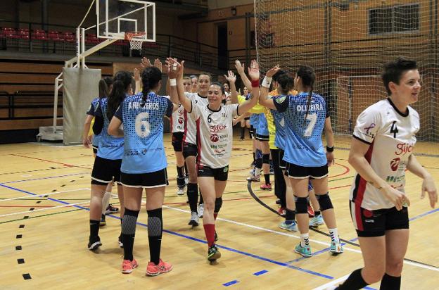 La plantilla del Mavi recibió el tradicional pasillo de campeonas por parte del Valencia. 