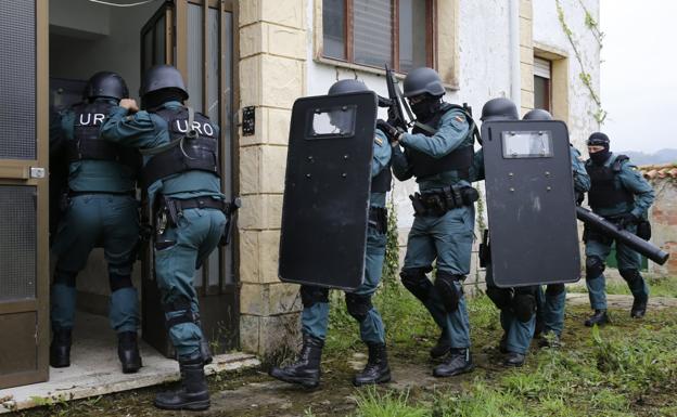 Agentes de la Unidad de Reacción Operativa (URO) de la Comandancia de la Guardia Civil de Gijón, durante uno de los entrenamientos.