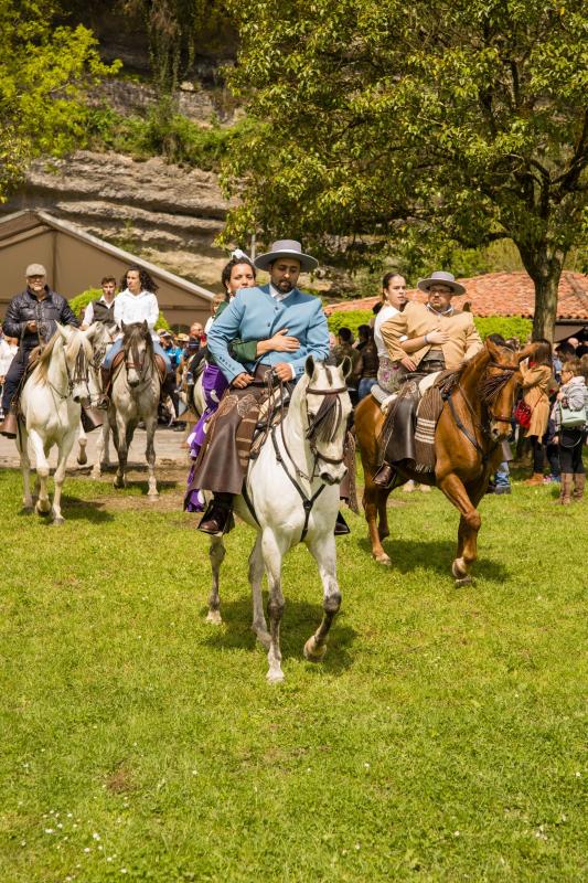 Infiesto ha vivido hoy uno de los días más especiales de su Feria de Abril con un desfile y una misa en el Santuario de la Virgen de la Cueva. Los vestidos de sevillana y los trajes de corto han puesto colores a una jornada en la que los caballos también han sido protagonistas. 