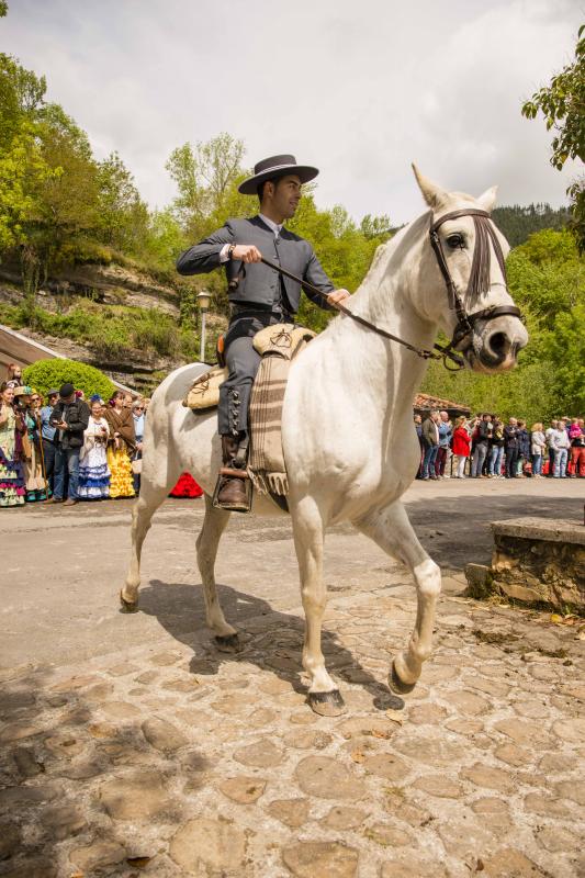 Infiesto ha vivido hoy uno de los días más especiales de su Feria de Abril con un desfile y una misa en el Santuario de la Virgen de la Cueva. Los vestidos de sevillana y los trajes de corto han puesto colores a una jornada en la que los caballos también han sido protagonistas. 