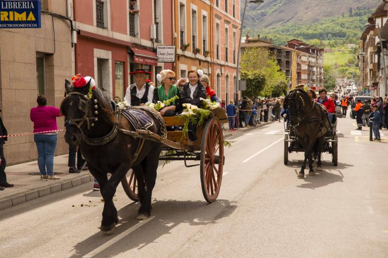 Infiesto ha vivido hoy uno de los días más especiales de su Feria de Abril con un desfile y una misa en el Santuario de la Virgen de la Cueva. Los vestidos de sevillana y los trajes de corto han puesto colores a una jornada en la que los caballos también han sido protagonistas. 