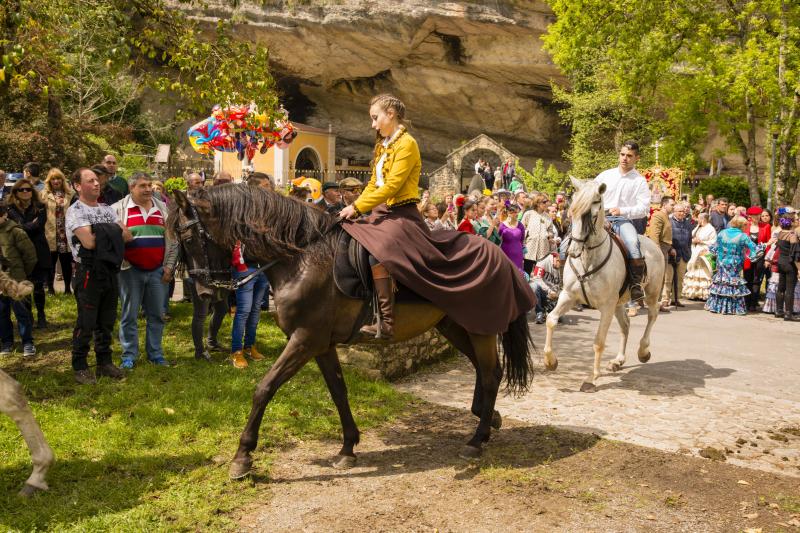 Infiesto ha vivido hoy uno de los días más especiales de su Feria de Abril con un desfile y una misa en el Santuario de la Virgen de la Cueva. Los vestidos de sevillana y los trajes de corto han puesto colores a una jornada en la que los caballos también han sido protagonistas. 
