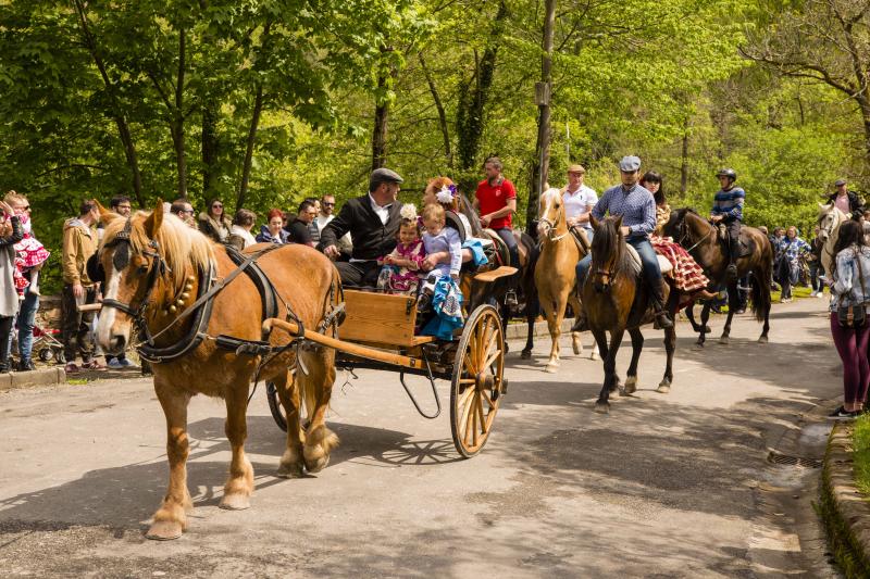 Infiesto ha vivido hoy uno de los días más especiales de su Feria de Abril con un desfile y una misa en el Santuario de la Virgen de la Cueva. Los vestidos de sevillana y los trajes de corto han puesto colores a una jornada en la que los caballos también han sido protagonistas. 