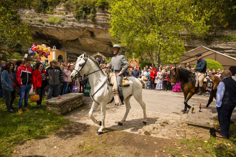 Infiesto ha vivido hoy uno de los días más especiales de su Feria de Abril con un desfile y una misa en el Santuario de la Virgen de la Cueva. Los vestidos de sevillana y los trajes de corto han puesto colores a una jornada en la que los caballos también han sido protagonistas. 