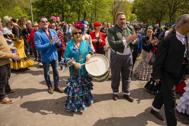 Infiesto ha vivido hoy uno de los días más especiales de su Feria de Abril con un desfile y una misa en el Santuario de la Virgen de la Cueva. Los vestidos de sevillana y los trajes de corto han puesto colores a una jornada en la que los caballos también han sido protagonistas. 