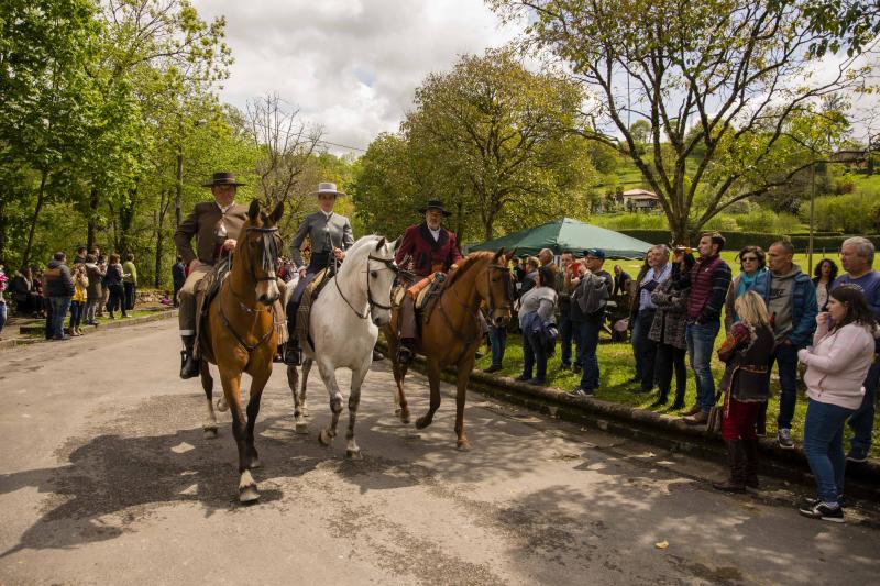 Infiesto ha vivido hoy uno de los días más especiales de su Feria de Abril con un desfile y una misa en el Santuario de la Virgen de la Cueva. Los vestidos de sevillana y los trajes de corto han puesto colores a una jornada en la que los caballos también han sido protagonistas. 