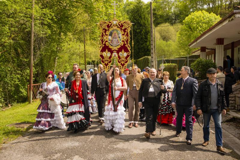 Infiesto ha vivido hoy uno de los días más especiales de su Feria de Abril con un desfile y una misa en el Santuario de la Virgen de la Cueva. Los vestidos de sevillana y los trajes de corto han puesto colores a una jornada en la que los caballos también han sido protagonistas. 