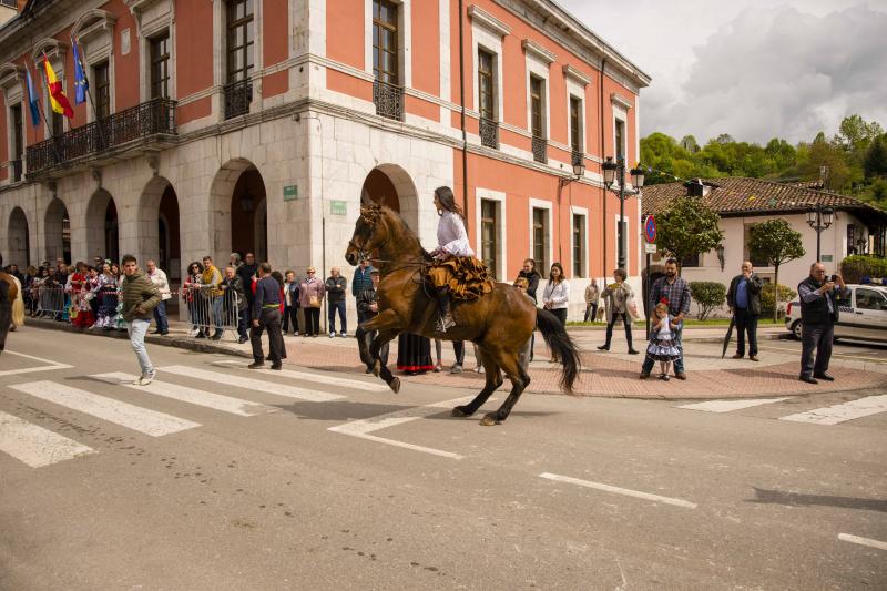 Infiesto ha vivido hoy uno de los días más especiales de su Feria de Abril con un desfile y una misa en el Santuario de la Virgen de la Cueva. Los vestidos de sevillana y los trajes de corto han puesto colores a una jornada en la que los caballos también han sido protagonistas. 