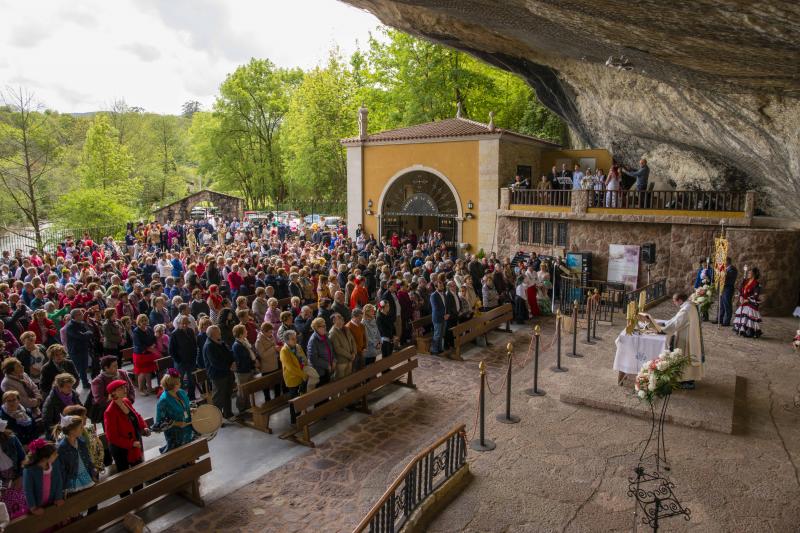 Infiesto ha vivido hoy uno de los días más especiales de su Feria de Abril con un desfile y una misa en el Santuario de la Virgen de la Cueva. Los vestidos de sevillana y los trajes de corto han puesto colores a una jornada en la que los caballos también han sido protagonistas. 