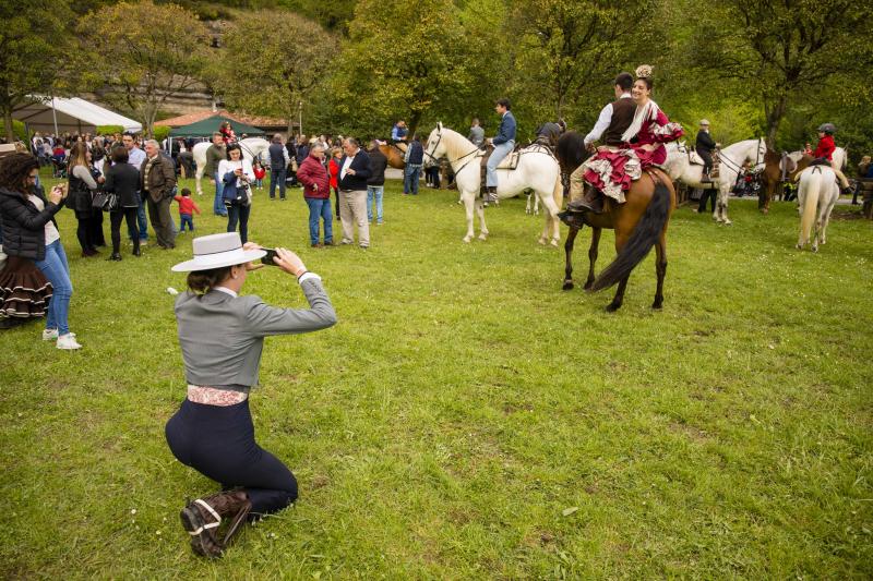 Infiesto ha vivido hoy uno de los días más especiales de su Feria de Abril con un desfile y una misa en el Santuario de la Virgen de la Cueva. Los vestidos de sevillana y los trajes de corto han puesto colores a una jornada en la que los caballos también han sido protagonistas. 