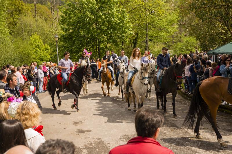 Infiesto ha vivido hoy uno de los días más especiales de su Feria de Abril con un desfile y una misa en el Santuario de la Virgen de la Cueva. Los vestidos de sevillana y los trajes de corto han puesto colores a una jornada en la que los caballos también han sido protagonistas. 
