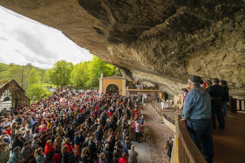 Infiesto ha vivido hoy uno de los días más especiales de su Feria de Abril con un desfile y una misa en el Santuario de la Virgen de la Cueva. Los vestidos de sevillana y los trajes de corto han puesto colores a una jornada en la que los caballos también han sido protagonistas. 
