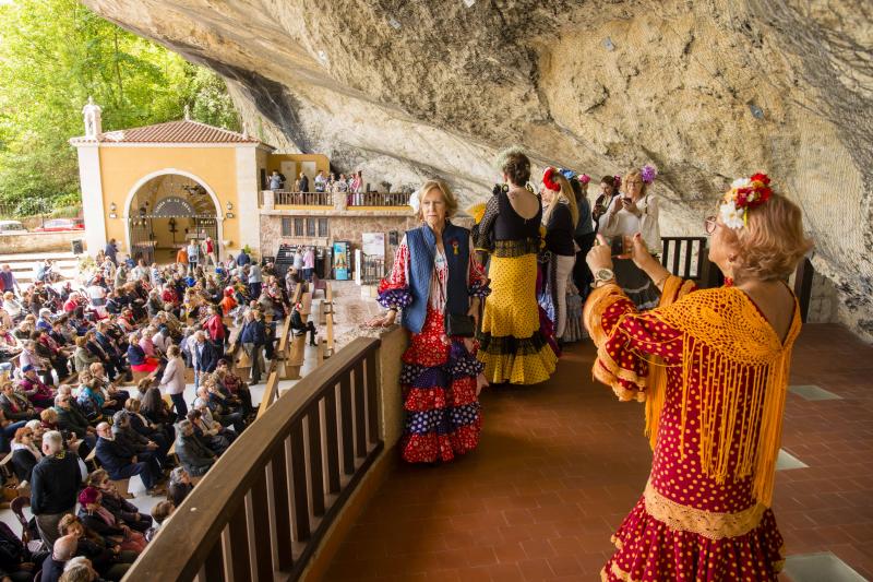 Infiesto ha vivido hoy uno de los días más especiales de su Feria de Abril con un desfile y una misa en el Santuario de la Virgen de la Cueva. Los vestidos de sevillana y los trajes de corto han puesto colores a una jornada en la que los caballos también han sido protagonistas. 
