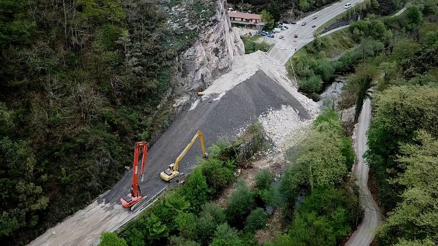 Los trabajos de refuerzo del talud que se derrumbó sobre la carretera AS-117 a la altura de Anzó y dejó aislado el concejo de Caso han comenzado. Los operarios instalan ya la malla de refuerzo que evitará nuevos desprendimientos en la ladera. 