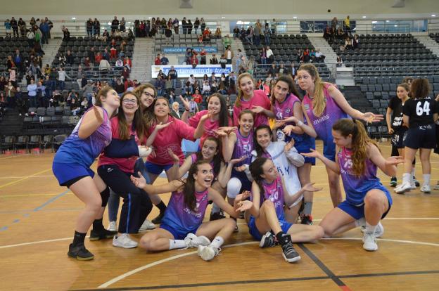 Las jugadoras avilesinas celebran el título. :: JOSÉ BRANDI