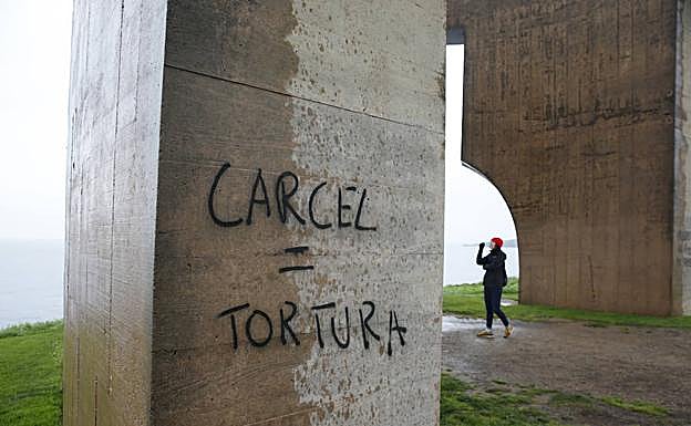 Imagen. El otro grafiti, equiparando la cárcel a la tortura. 