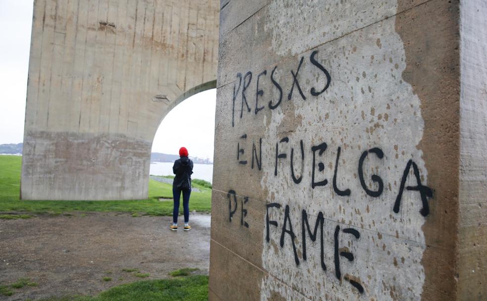 Una de las pintadas aparecidas ayer en la base del 'Elogio del Horizonte'. 