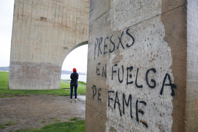 Sus dos 'pies' aparecen con textos reivindicativos la misma semana en la que se anunció su inmediata restauración