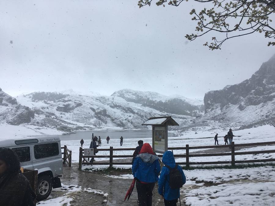 Fotos: Los Lagos, cubiertos de nieve a las puertas de mayo