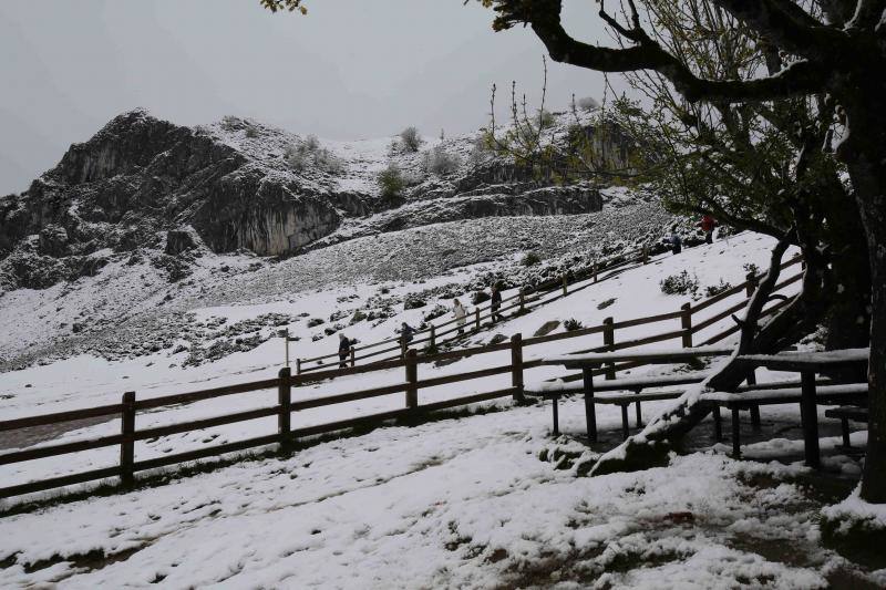 Fotos: Los Lagos, cubiertos de nieve a las puertas de mayo