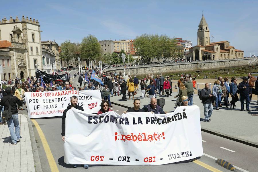 CNT, CGT, CSI y Suatea han convocado a un gran número de personas en Gijón, donde se ha celebrado una manifestación del Primero de Mayo impregnada por las reivindicaciones feministas. 