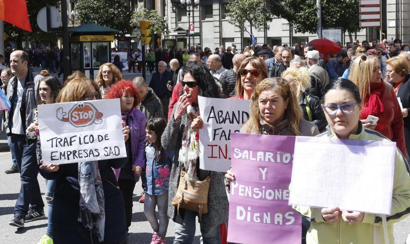 CNT, CGT, CSI y Suatea han convocado a un gran número de personas en Gijón, donde se ha celebrado una manifestación del Primero de Mayo impregnada por las reivindicaciones feministas. 