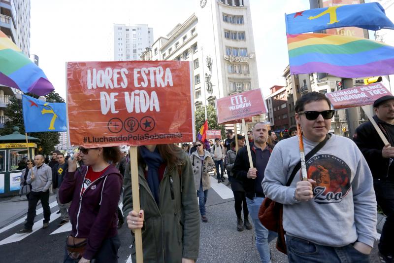 CNT, CGT, CSI y Suatea han convocado a un gran número de personas en Gijón, donde se ha celebrado una manifestación del Primero de Mayo impregnada por las reivindicaciones feministas. 