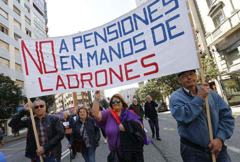 CNT, CGT, CSI y Suatea han convocado a un gran número de personas en Gijón, donde se ha celebrado una manifestación del Primero de Mayo impregnada por las reivindicaciones feministas. 