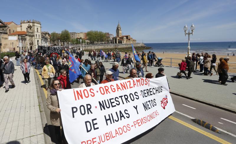 CNT, CGT, CSI y Suatea han convocado a un gran número de personas en Gijón, donde se ha celebrado una manifestación del Primero de Mayo impregnada por las reivindicaciones feministas. 