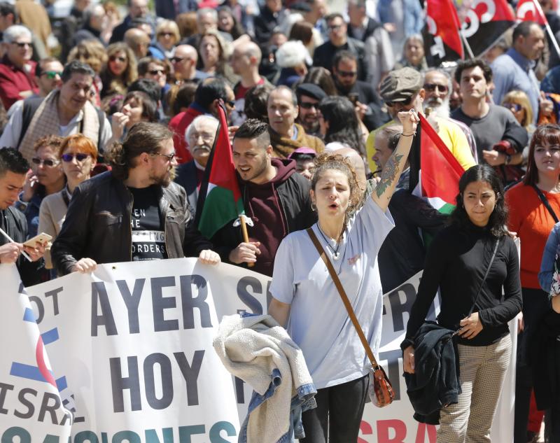 CNT, CGT, CSI y Suatea han convocado a un gran número de personas en Gijón, donde se ha celebrado una manifestación del Primero de Mayo impregnada por las reivindicaciones feministas. 