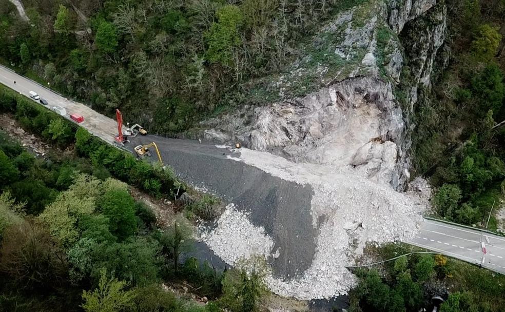 Vista aérea del desprendimiento de roca sobre la carretera AS-117, que da cuenta de la magnitud del accidente geológico. 