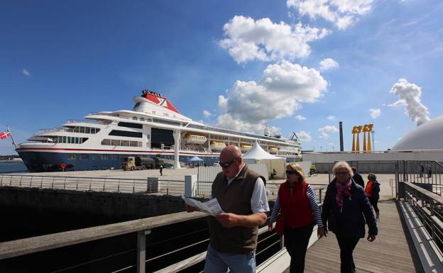 Un grupo de cruceristas, esta mañana al abandonar el barco junto al Niemeyer. 