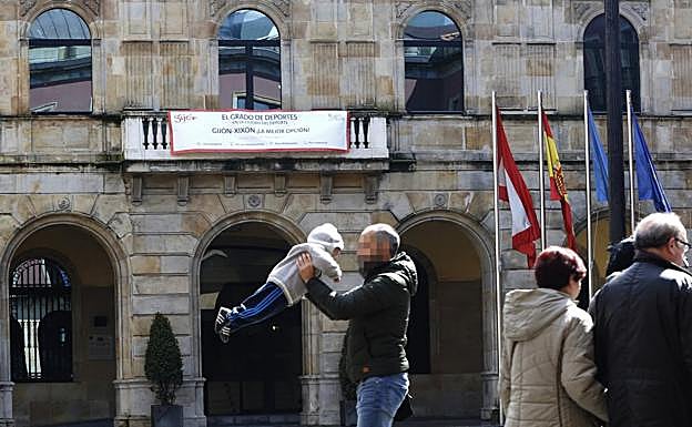 Los concejales del PP e IU en Gijón se desmarcan de sus direcciones y piden el grado de Deportes