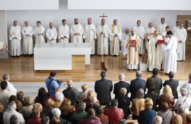 El arzobispo, Jesús Sanz Montes, ha sido el encargado de bendecir el nuevo templo del barrio gijonés