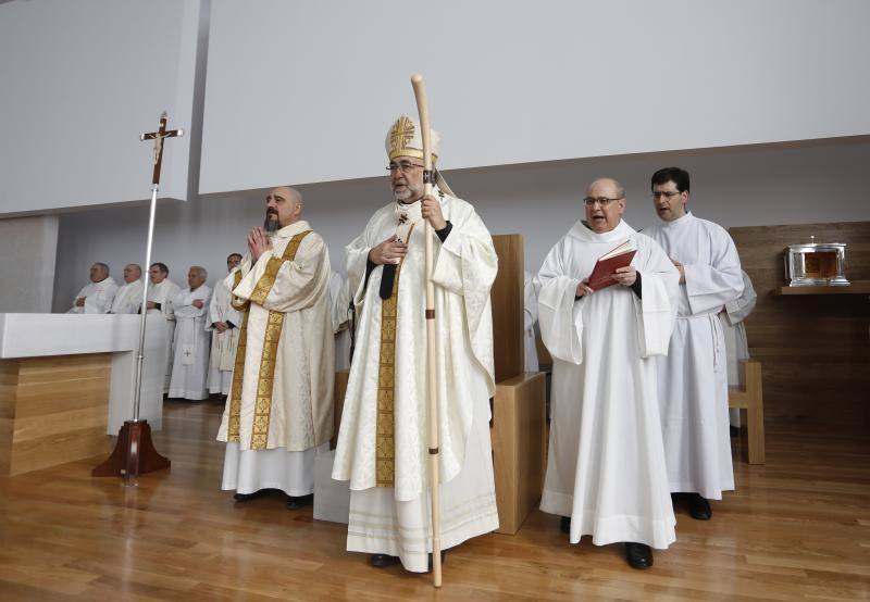 El arzobispo, Jesús Sanz Montes, ha sido el encargado de bendecir el nuevo templo del barrio gijonés