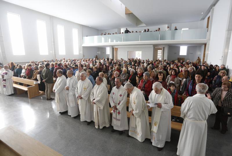 El arzobispo, Jesús Sanz Montes, ha sido el encargado de bendecir el nuevo templo del barrio gijonés