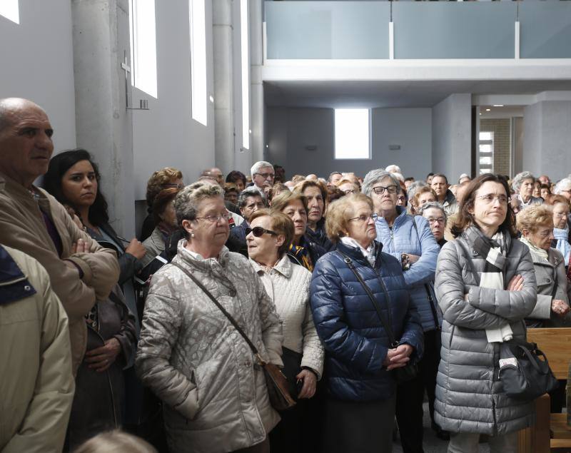 El arzobispo, Jesús Sanz Montes, ha sido el encargado de bendecir el nuevo templo del barrio gijonés