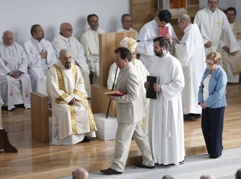 El arzobispo, Jesús Sanz Montes, ha sido el encargado de bendecir el nuevo templo del barrio gijonés