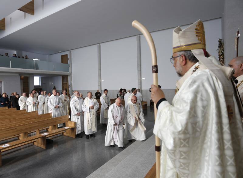 El arzobispo, Jesús Sanz Montes, ha sido el encargado de bendecir el nuevo templo del barrio gijonés